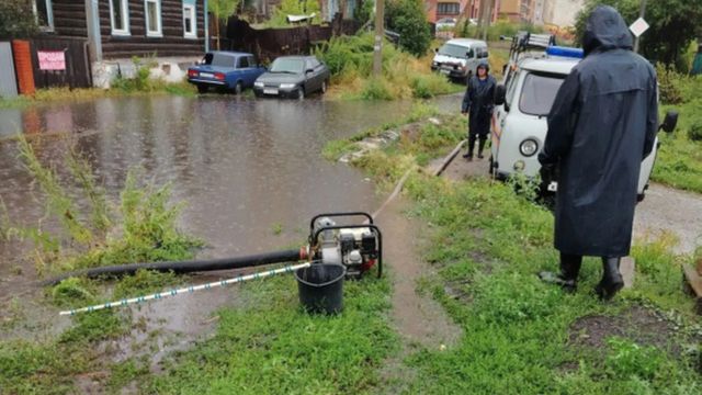 В Барнауле устраняют последствия ливня, затопившего дороги и сорвавшего люки - ИА Амител, 24.07.2026