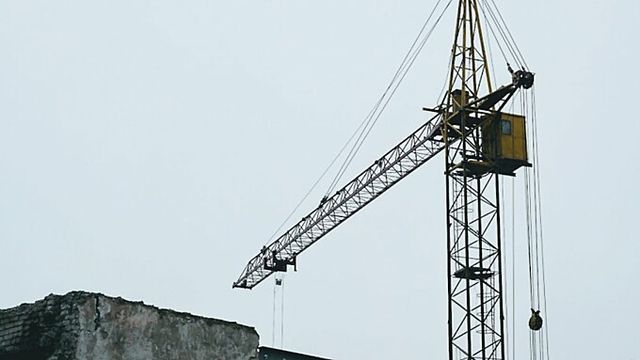 В Барнауле накренился кран на стройке из-за бури с градом. Видео - ИА Амител, 25.07.2026