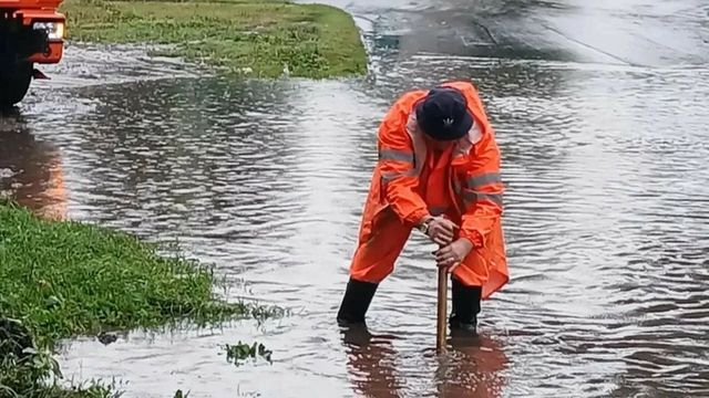 В Барнауле дорожники борются с подтоплениями после ливня - ИА Амител, 25.07.2026