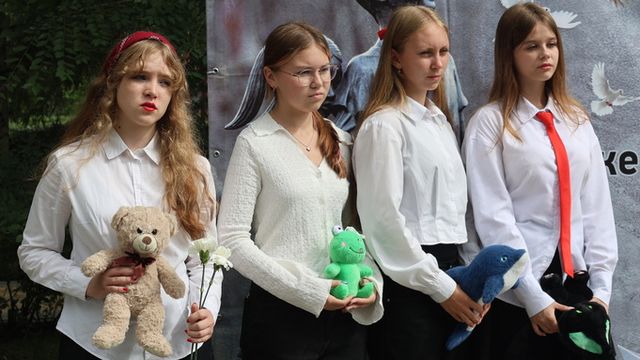 Барнаульцы возложили цветы и игрушки в память о детях, погибших в Донбассе. Фото - ИА Амител, 27.07.2026