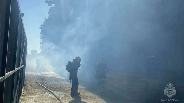 В Омске из-за пожара в строящейся многоэтажке пострадали 11 человек - ИА Амител, 15.08.2026