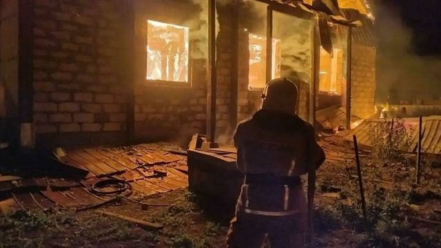 В Алтайском крае многодетная семья спаслась из своего горящего дома - ИА Амител, 16.08.2026