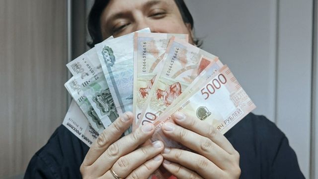 Более 200 тысяч рублей. На Алтае стало чуть больше людей, получающих высокую зарплату - ИА Амител, 17.08.2026