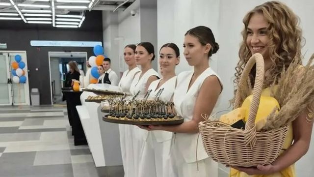 Первых пассажиров, прилетевших в новый терминал аэропорта Барнаула, встретили хлебом-солью - ИА Амител, 18.08.2026
