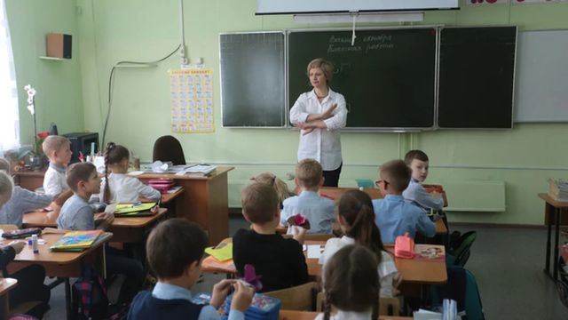 Школьникам запретят пользоваться телефонами на уроках с 1 сентября - ИА Амител, 26.08.2026