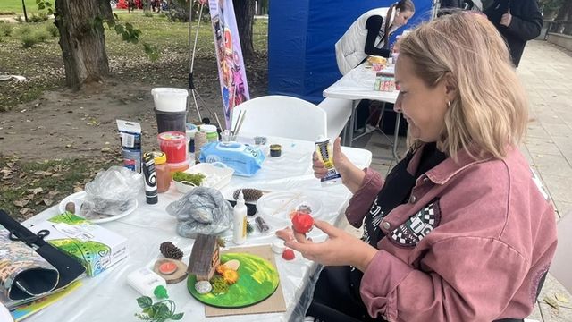 "Люди веселятся". Как барнаульцы празднуют День города в парке "Изумрудный" "Люди веселятся". Как барнаульцы празднуют День города в парке "Изумрудный" - ИА Амител, 05.09.2026