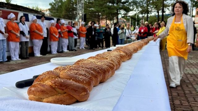 12 метров кошерного чуда. В Биробиджане испекли мегахалу и побили рекорд Нью‑Йорка - ИА Амител, 09.09.2026