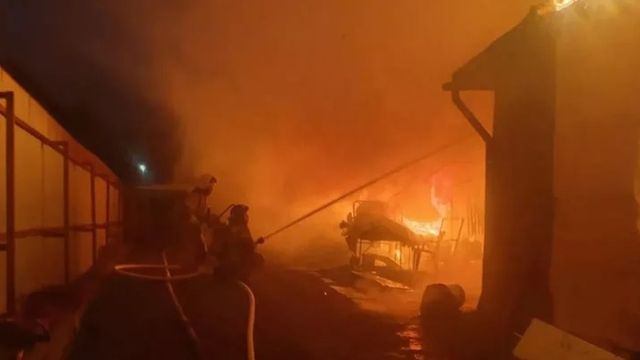Пожарные вынесли газовый баллон из горящего дома в центре Барнаула - ИА Амител, 26.09.2026