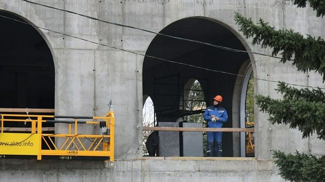 В новый ЦУМ в Барнауле начали устанавливать гигантские окна. Фото В новый ЦУМ в Барнауле начали устанавливать гигантские окна. Фото - ИА Амител, 07.10.2026