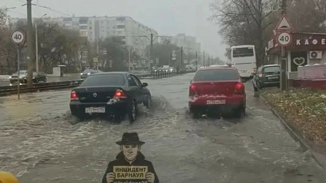 Барнаульцы сообщили о появившейся "речке" на улице Попова - ИА Амител, 17.10.2026