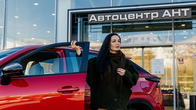 Бизнесмен-педагог протестировала стильную Omoda C5 в Автоцентре АНТ в Барнауле Бизнесмен-педагог протестировала стильную Omoda C5 в Автоцентре АНТ в Барнауле - ИА Амител, 19.10.2026