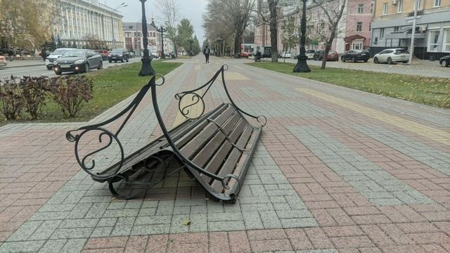 Переворачивает урны и лавочки. Ураганный ветер вновь хозяйничает в Барнауле Переворачивает урны и лавочки. Ураганный ветер вновь хозяйничает в Барнауле - ИА Амител, 20.10.2026