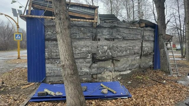 Поврежденные машины и снесенная обшивка. В Барнауле устраняют последствия ураганного ветра - ИА Амител, 20.10.2026