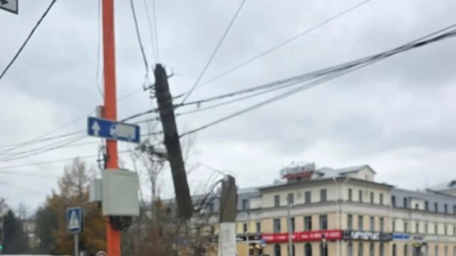 В Барнауле на перекрестке у площади Спартака опасно накренилась опора ЛЭП В Барнауле на перекрестке у площади Спартака опасно накренилась опора ЛЭП - ИА Амител, 24.10.2026
