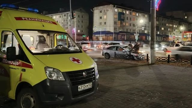 В Бийске после жесткого ДТП в центре города экстренно госпитализировали водителя - ИА Амител, 24.10.2026
