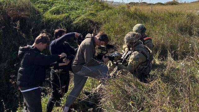 В рамках проекта "Несломленные" в алтайском селе провели реконструкцию военных событий на СВО. - Алтайская правда, 05.10.2025