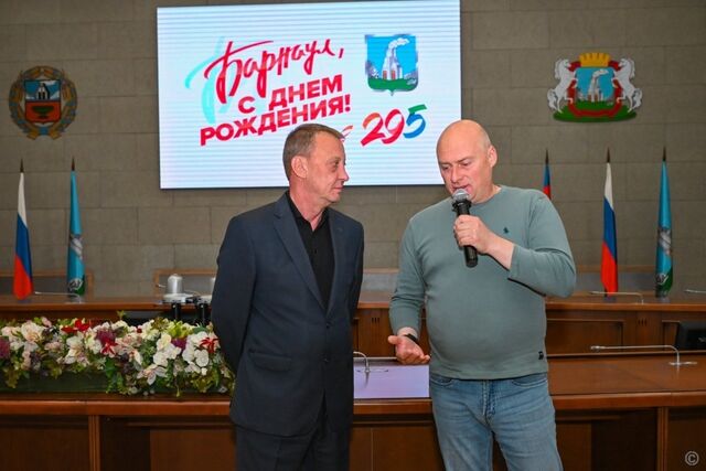 Мэр Барнаула Вячеслав Франк провел встречу с участниками авиационной группы высшего пилотажа "Русские витязи" Воздушно-космических сил Российской Федерации. Градоначальник поблагодарил пилотов за участие в праздничных мероприятиях, посвященных 295-летию Барнаула. Мэр Барнаула Вячеслав Франк провел встречу с участниками авиационной группы высшего пилотажа "Русские витязи" Воздушно-космических сил Российской Федерации. Градоначальник поблагодарил пилотов за участие в праздничных мероприятиях, посвященных 295-летию Барнаула. - Amic.ru Новости Алтайского края, 31.08.2025