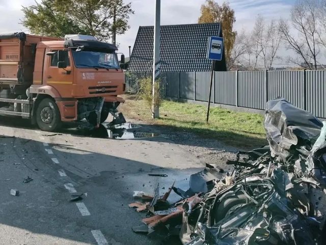 В Заречной части Бийска произошло лобовое столкновение легкового автомобиля с грузовиком - БИЙСК - МОЙ ГОРОД!, 12.10.2026