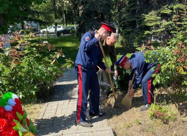 На Дону к 9 Мая казачата активно приводили в порядок памятники военной истории и высаживали деревья - ДОН24, 08.05.2024