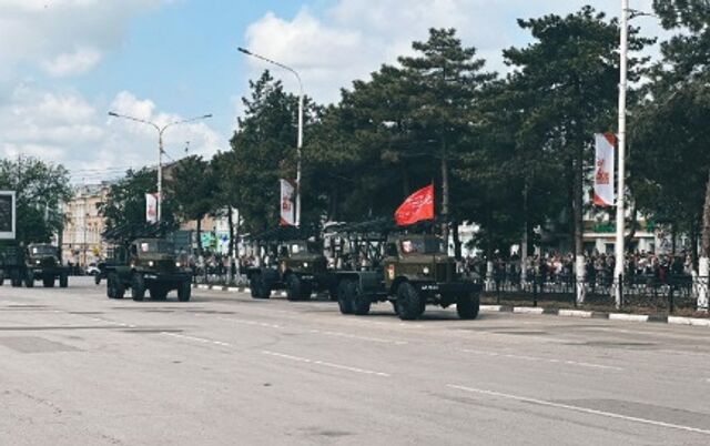 Войска Новочеркасского гарнизона провели парад в честь 80-летия Победы - ДОН24, 09.05.2025