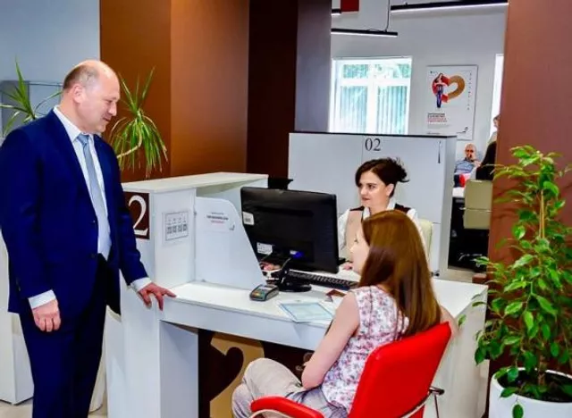 Александр Скрябин проверил работу нового МФЦ в Пролетарском районе Ростова - ДОН24, 18.06.2025