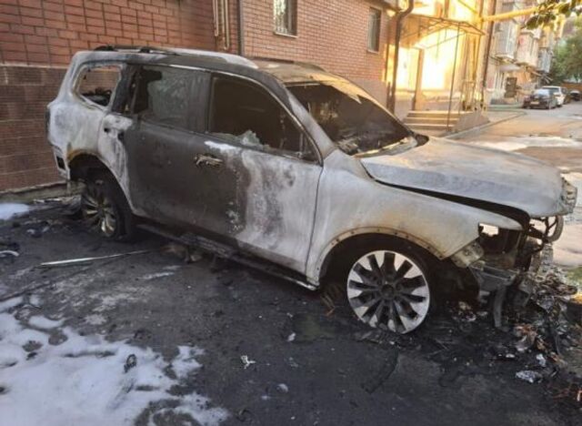 Месть за друга: в Шахтах полицейские задержали подозреваемого в поджоге автомобиля - ДОН24, 18.09.2025
