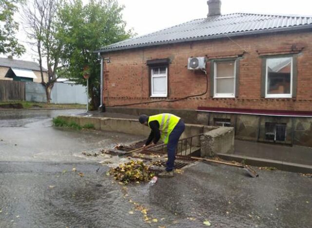 В Ростове коммунальные бригады расчищают ливнеприемники - ДОН24, 25.10.2025