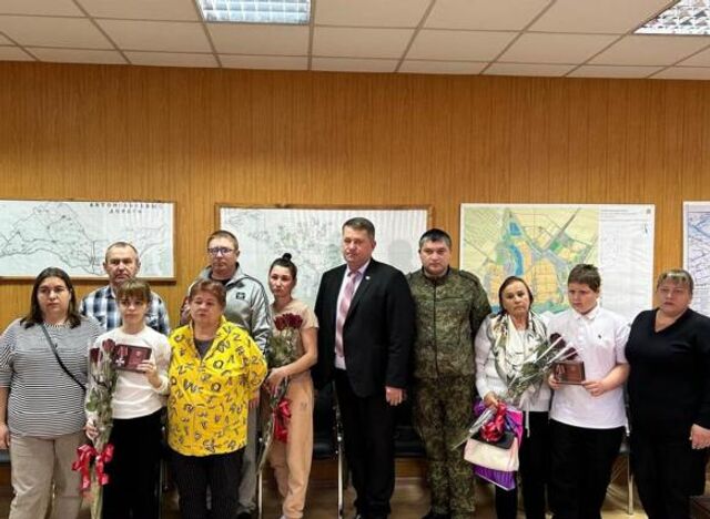 Семьям погибших на СВО вручили награды в Пролетарском районе Семьям погибших на СВО вручили награды в Пролетарском районе - ДОН24, 12.11.2025