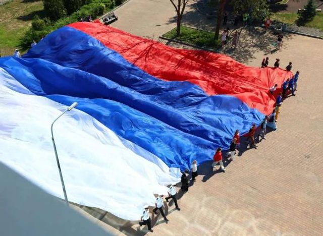 Юным ростовчанам вручили паспорта в преддверии Дня государственного флага Юным ростовчанам вручили паспорта в преддверии Дня государственного флага - ДОН24, 21.08.2026