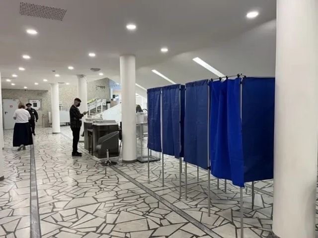 Отделение партии ЛДПР подало в Свердловский областной суд иск об отмене регистрации списка кандидатов «Яблока» на выборах в Законодательное собрание региона. Одним из обвинений оппонентов является использование средств избирательного фонда сверх установленного законом предельного размера в 10 млн руб. (https://www.dk.ru/news/237246707) Отделение партии ЛДПР подало в Свердловский областной суд иск об отмене регистрации списка кандидатов «Яблока» на выборах в Законодательное собрание региона. Одним из обвинений оппонентов является использование средств избирательного фонда сверх установленного законом предельного размера в 10 млн руб. (https://www.dk.ru/news/237246707) - Деловой квартал — Екатеринбург, 27.08.2026