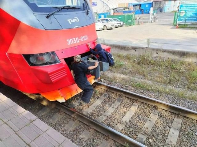 Во Владивостоке на станции «Мальцевская» сотрудники транспортной полиции обнаружили двух школьников, которые зацепились за движущийся вагон электропоезда. - Deita.ru — российское информационное агентство, 18.09.2026