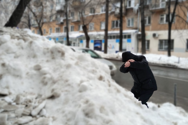 В Чебаркуле должник спрятался от приставов в сугробе - Южноуральская панорама, 12.03.2026