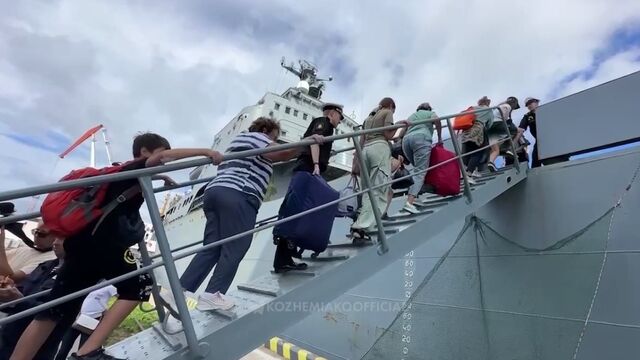 Более тысячи человек: военные корабли привезли спасённых туристов во Владивосток - Восток-Медиа, 31.08.2023