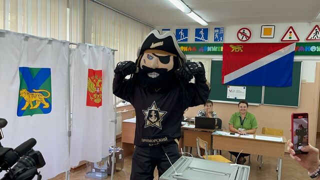 Талисман ХК «Адмирал» проголосовал на выборах губернатора Приморья - Восток-Медиа, 08.09.2023