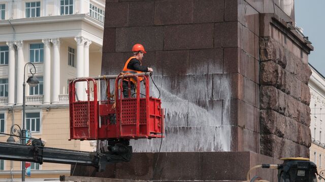 Заблестели на солнце: памятники во Владивостоке начали мыть к череде праздников - Восток-Медиа, 27.04.2024