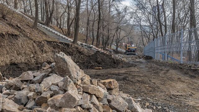 Во Владивостоке сооружается новый сквер рядом со школой - Восток-Медиа, 21.11.2024