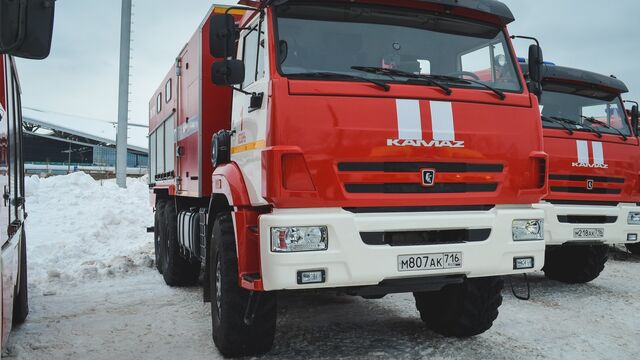 Сотрудники МЧС прибыли на место пожара на авторынке в Находке - Восток-Медиа, 15.01.2025