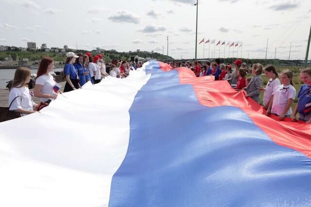 100-метровый триколор растянули на Стрелке в честь Дня России (видео) - НИА Нижний Новгород, 12.06.2025