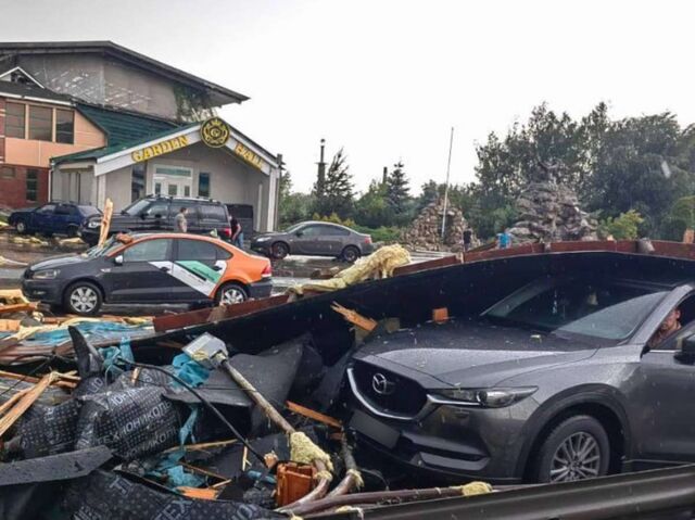 Крышу сорвало у кафе на улице Удмуртской в Нижнем Новгороде - НИА Нижний Новгород, 04.07.2025