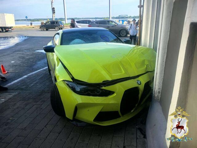 Автомобиль врезался в фасад административного здания на Нижневолжской набережной - НИА Нижний Новгород, 13.07.2025