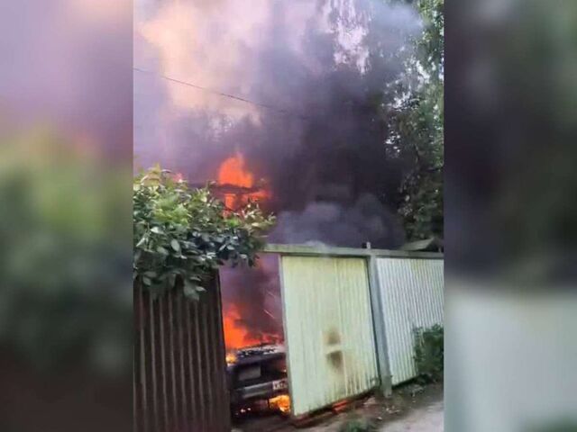 Частный дом вспыхнул в Советском районе Нижнего Новгорода - НИА Нижний Новгород, 26.07.2025