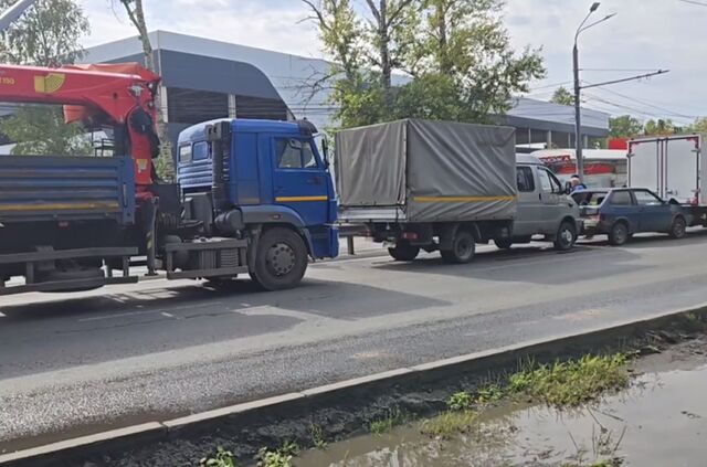 КамАЗ спровоцировал массовое ДТП в Нижнем Новгороде - НИА Нижний Новгород, 31.08.2025