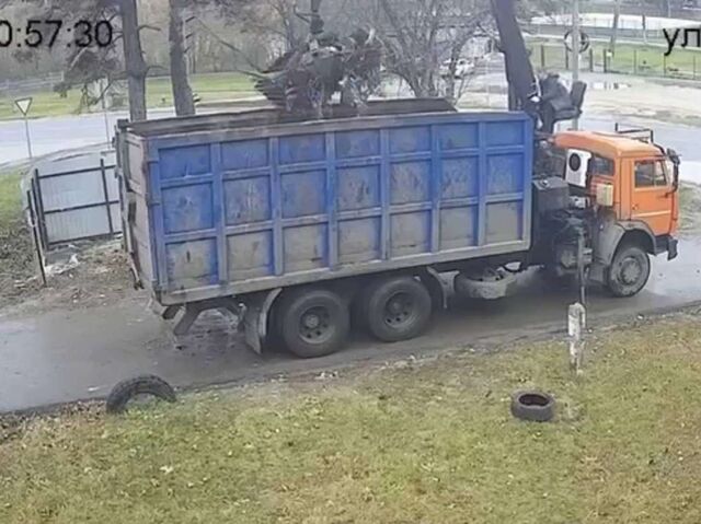 Глеб Никитин резко высказался о мусорном инциденте с большегрузом на Бору - НИА Нижний Новгород, 02.11.2025