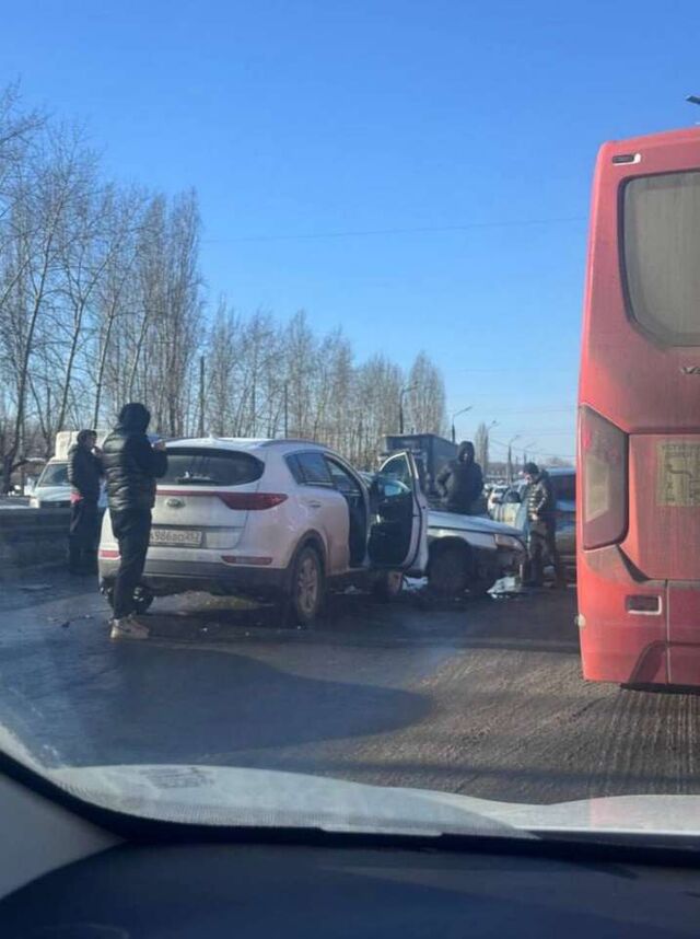 Огромная пробка образовалась из-за ДТП на улице Новикова-Прибоя - НИА Нижний Новгород, 06.03.2026