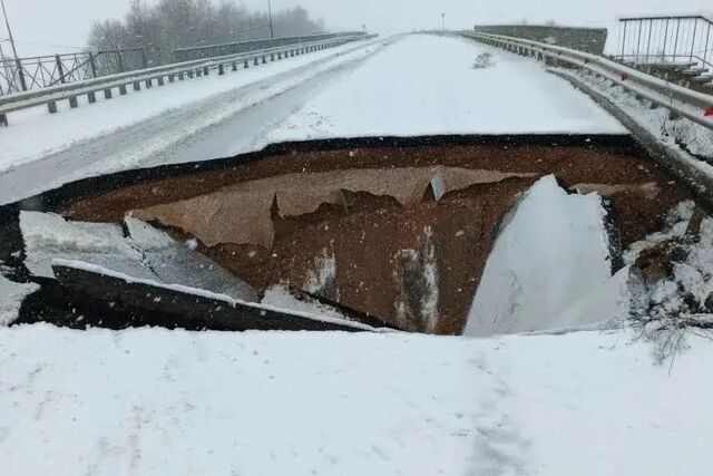 Проезда нет: огромный провал произошел на дороге в Вадском округе - НИА Нижний Новгород, 20.04.2026