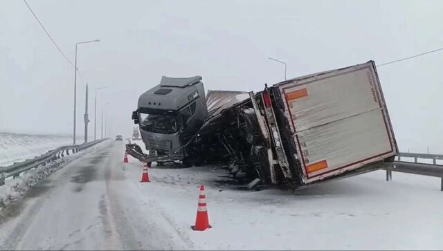 Фуру развернуло поперёк трассы М-12 в Нижегородской области - НИА Нижний Новгород, 20.04.2026