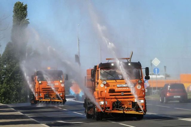 Как Нижний Новгород спасается от жары: дорожники поливают асфальт и газоны - НИА Нижний Новгород, 04.07.2026