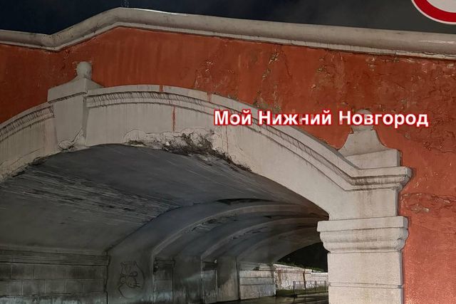 Не опять, а снова: фура повредила арку Чкаловской лестницы - НИА Нижний Новгород, 25.07.2026