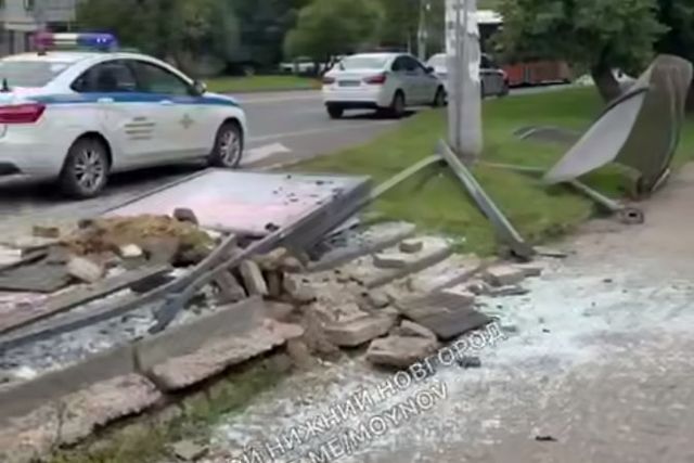 Автобус снес остановку на улице Ванеева после смерти водителя за рулем - НИА Нижний Новгород, 25.07.2026