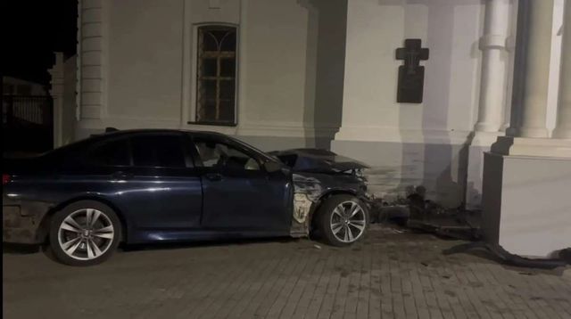 Лихач на BMW влетел в церковь на улице Кима в Нижнем Новгороде - НИА Нижний Новгород, 19.09.2026